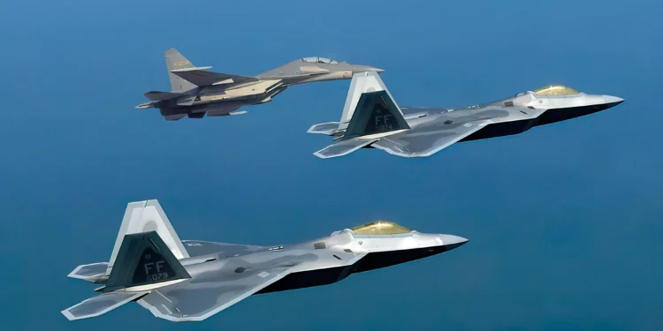 Caza J-16 chino interceptó y expulsó a dos F-22 Raptor