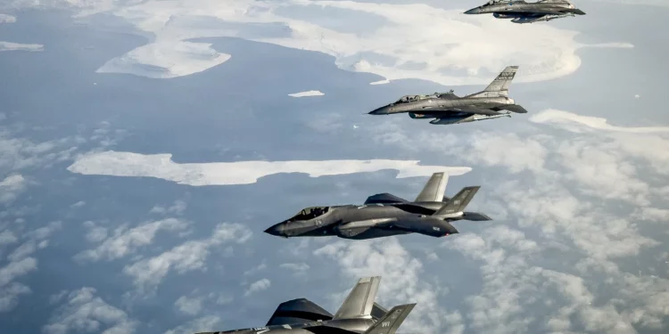 F-35 y F-16 de EE. UU. realizan despliegue rápido en Groenlandia