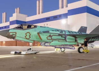 El primer F-35A Lightning II de Finlandia sale de la línea de ensamblaje