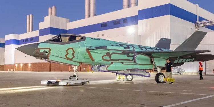 El primer F-35A Lightning II de Finlandia sale de la línea de ensamblaje