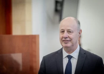 El asesor de seguridad nacional, Tzachi Hanegbi, llega a una audiencia judicial en el juicio contra el primer ministro Benjamin Netanyahu, en el Tribunal de Distrito de Jerusalén el 5 de marzo de 2024. (Chaim Goldberg/Flash90)