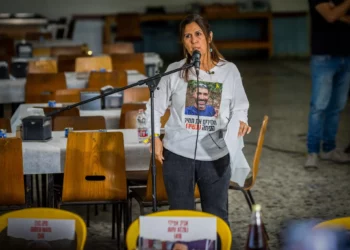 Yael Adar, madre del rehén asesinado Tamir Adar, habla en un evento previo a la Pascua en el comedor del kibutz Nir Oz el 11 de abril de 2024. (Foto de Liron Moldovan/Flash90)