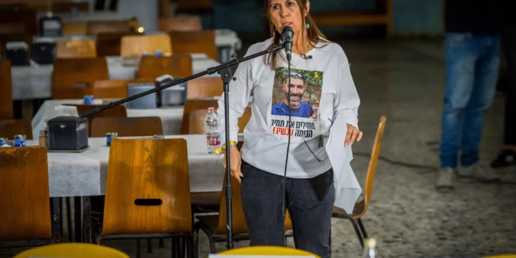 Yael Adar, madre del rehén asesinado Tamir Adar, habla en un evento previo a la Pascua en el comedor del kibutz Nir Oz el 11 de abril de 2024. (Foto de Liron Moldovan/Flash90)