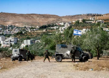 Soldados israelíes custodian la aldea de Burin, cerca de la ciudad de Nablus, en Cisjordania, tras un ataque de colonos judíos el 18 de junio de 2024. (Nasser Ishtayeh/Flash90)