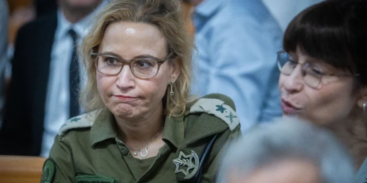 La abogada general militar Yifat Tomer-Yerushalmi asiste a una ceremonia de despedida del presidente interino del Tribunal Supremo, Uzi Vogelman, quien se jubila, en el Tribunal Supremo de Jerusalén el 1 de octubre de 2024. (Oren Ben Hakoon/POOL)