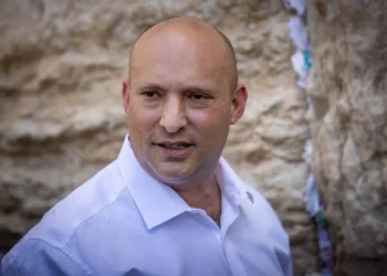 El ex primer ministro Naftali Bennett visita el Muro de las Lamentaciones en la Ciudad Vieja de Jerusalén, el 26 de mayo de 2025. (Yonatan Sindel/Flash90)