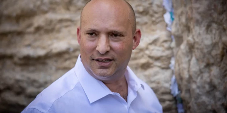 El ex primer ministro Naftali Bennett visita el Muro de las Lamentaciones en la Ciudad Vieja de Jerusalén, el 26 de mayo de 2025. (Yonatan Sindel/Flash90)