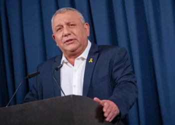 El entonces diputado Gadi Eisenkot ofrece una conferencia de prensa tras anunciar su dimisión del Knesset y su salida del partido Unidad Nacional, en Tel Aviv, el 1 de julio de 2025. (Erik Marmor/Flash90)