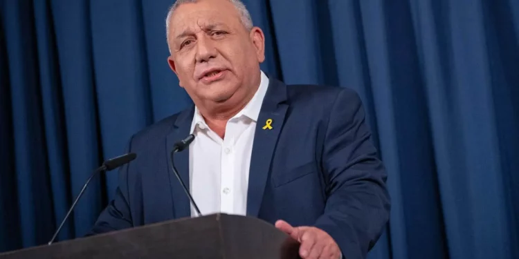 El entonces diputado Gadi Eisenkot ofrece una conferencia de prensa tras anunciar su dimisión del Knesset y su salida del partido Unidad Nacional, en Tel Aviv, el 1 de julio de 2025. (Erik Marmor/Flash90)