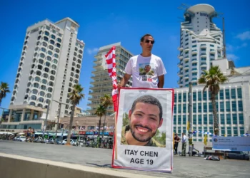 Ruby Chen, padre del rehén israelí asesinado Itay Chen, asiste a una protesta para exigir la liberación de los rehenes retenidos por terroristas de Hamás en la Franja de Gaza, frente a la sede de la Embajada de Estados Unidos en Tel Aviv, el 4 de julio de 2025. (Avshalom Sassoni/Flash90)