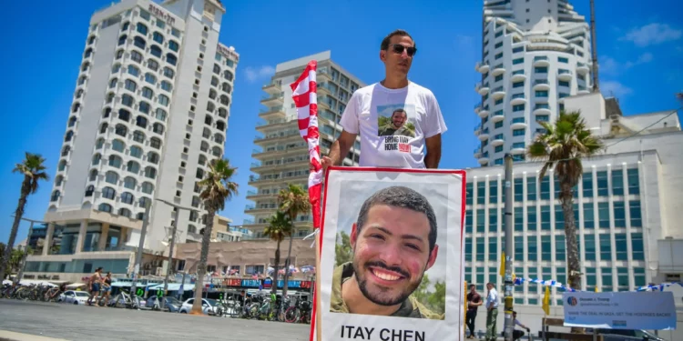 Ruby Chen, padre del rehén israelí asesinado Itay Chen, asiste a una protesta para exigir la liberación de los rehenes retenidos por terroristas de Hamás en la Franja de Gaza, frente a la sede de la Embajada de Estados Unidos en Tel Aviv, el 4 de julio de 2025. (Avshalom Sassoni/Flash90)
