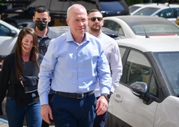 El exministro de Defensa Yoav Gallant llega a una audiencia ante un tribunal interno del Likud en Tel Aviv para presentar su defensa contra una moción para expulsarlo del partido, 29 de septiembre de 2025. (Avshalom Sassoni/FLASH90)