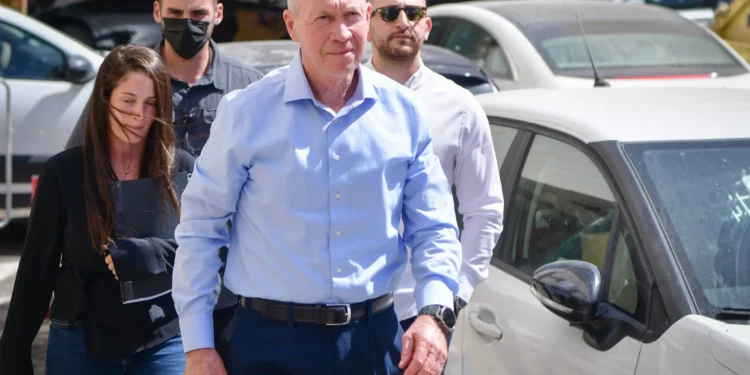 El exministro de Defensa Yoav Gallant llega a una audiencia ante un tribunal interno del Likud en Tel Aviv para presentar su defensa contra una moción para expulsarlo del partido, 29 de septiembre de 2025. (Avshalom Sassoni/FLASH90)