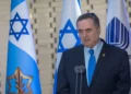 El ministro de Defensa, Israel Katz, asiste a la ceremonia de estado que conmemora los 52 años de la Guerra de Yom Kippur, celebrada en el cementerio militar del Monte Herzl de Jerusalén, el 5 de octubre de 2025. (Chaim Goldberg/FLASH90)