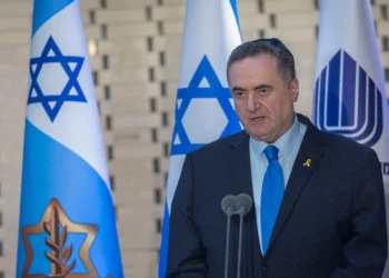 El ministro de Defensa, Israel Katz, asiste a la ceremonia de estado que conmemora los 52 años de la Guerra de Yom Kippur, celebrada en el cementerio militar del Monte Herzl de Jerusalén, el 5 de octubre de 2025. (Chaim Goldberg/FLASH90)