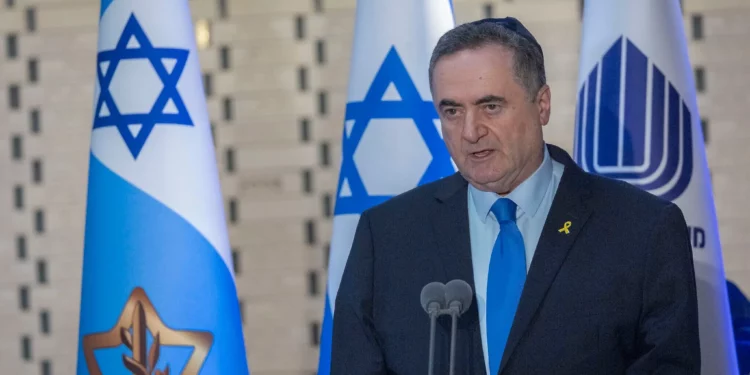 El ministro de Defensa, Israel Katz, asiste a la ceremonia de estado que conmemora los 52 años de la Guerra de Yom Kippur, celebrada en el cementerio militar del Monte Herzl de Jerusalén, el 5 de octubre de 2025. (Chaim Goldberg/FLASH90)