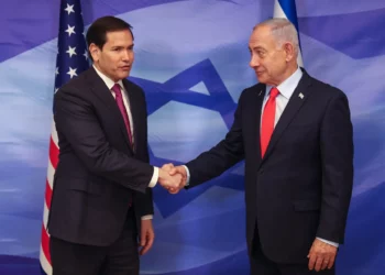 El secretario de Estado de Estados Unidos, Marco Rubio (izquierda), y el primer ministro, Benjamin Netanyahu, dan breves declaraciones a la prensa en la oficina de Netanyahu en Jerusalén, el 23 de octubre de 2025. (Oren Ben Hakoon/Flash90)