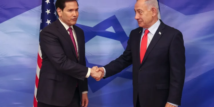 El secretario de Estado de Estados Unidos, Marco Rubio (izquierda), y el primer ministro, Benjamin Netanyahu, dan breves declaraciones a la prensa en la oficina de Netanyahu en Jerusalén, el 23 de octubre de 2025. (Oren Ben Hakoon/Flash90)