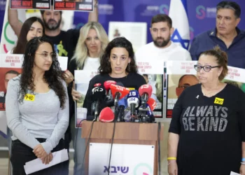 Familiares de rehenes liberados expresan gratitud y dolor tras su regreso a Israel
