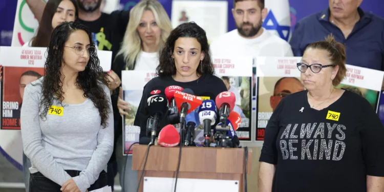 Familiares de rehenes liberados expresan gratitud y dolor tras su regreso a Israel
