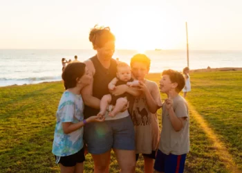 Ela Haimi, segunda desde la izquierda, con sus cuatro hijos, incluido el bebé Lotan, nacido después de que el marido de Ela, Tal, muriera defendiendo su kibutz el 7 de octubre de 2023 y su cuerpo fuera llevado como rehén a Gaza (Nir Davidzon/FDIWO)