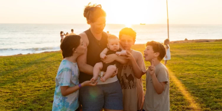 Ela Haimi, segunda desde la izquierda, con sus cuatro hijos, incluido el bebé Lotan, nacido después de que el marido de Ela, Tal, muriera defendiendo su kibutz el 7 de octubre de 2023 y su cuerpo fuera llevado como rehén a Gaza (Nir Davidzon/FDIWO)