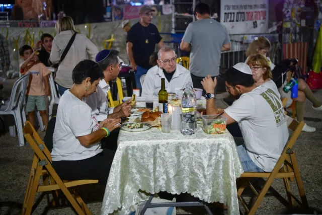 Familias de rehenes celebran el último Shabat sin sus seres queridos