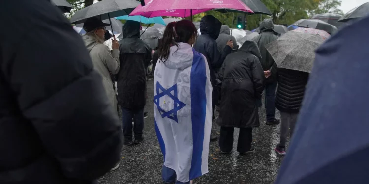 Policía interroga a seis tras ataque en sinagoga que dejó dos muertos en Manchester