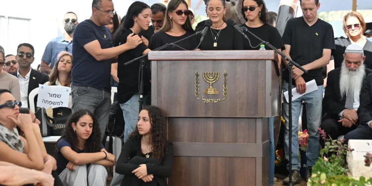Viuda de Yossi Sharabi: “¿En qué mundo deberían las hijas tener que enterrar a su padre tan pronto?”