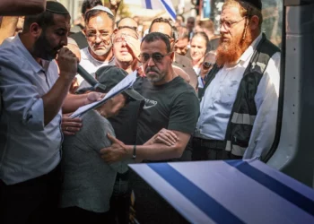 Israelíes honran al rehén asesinado Yossi Sharabi