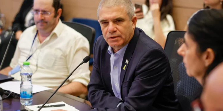 Enviado israelí sobre los rehenes comunicó que la entrega de los rehenes comenzará el lunes