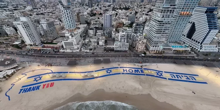 Cartel gigante dando la bienvenida a Trump en la playa de Tel Aviv