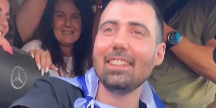 El rehén liberado Guy Gilboa-Dalal llega a casa del hospital