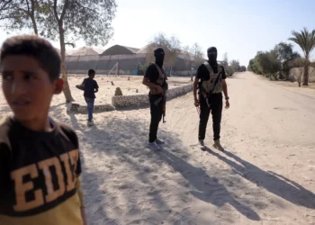 Miembros del ala militar de Hamás montan guardia antes de entregar a los rehenes el 13 de octubre de 2025. (Bashar TALEB / AFP)