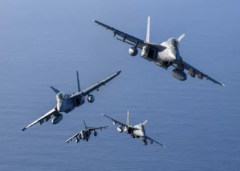 Una formación de aeronaves “Dust Devils” del Escuadrón de Pruebas y Evaluación Aérea (VX) 31, que incluye un EA-18G Growler, un AV-8B Harrier II+, un F/A-18F Super Hornet y un F/A-18D Hornet, sobrevuela el Campo de Entrenamiento Marítimo de Point Mugu, California, durante un ejercicio fotográfico. (Crédito de la imagen: Armada de los EE. UU.)