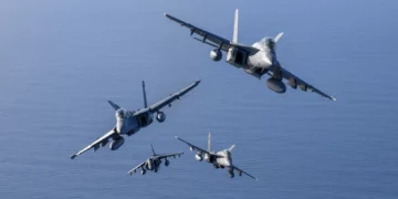 Una formación de aeronaves “Dust Devils” del Escuadrón de Pruebas y Evaluación Aérea (VX) 31, que incluye un EA-18G Growler, un AV-8B Harrier II+, un F/A-18F Super Hornet y un F/A-18D Hornet, sobrevuela el Campo de Entrenamiento Marítimo de Point Mugu, California, durante un ejercicio fotográfico. (Crédito de la imagen: Armada de los EE. UU.)