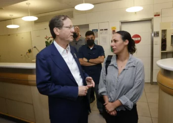 Herzog visita el hospital en donde serán recibidos los rehenes