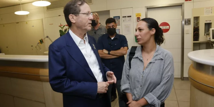 Herzog visita el hospital en donde serán recibidos los rehenes