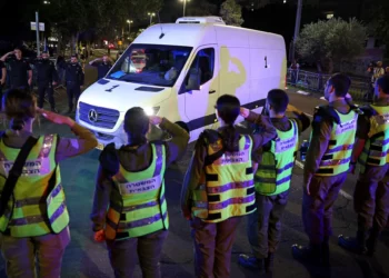 Los vehículos que transportan cuatro cuerpos entregados tras un acuerdo de alto el fuego y liberación de rehenes llegan al Instituto Forense Abu Kabir, en Tel Aviv, el 15 de octubre de 2025. (AHMAD GHARABLI / AFP)