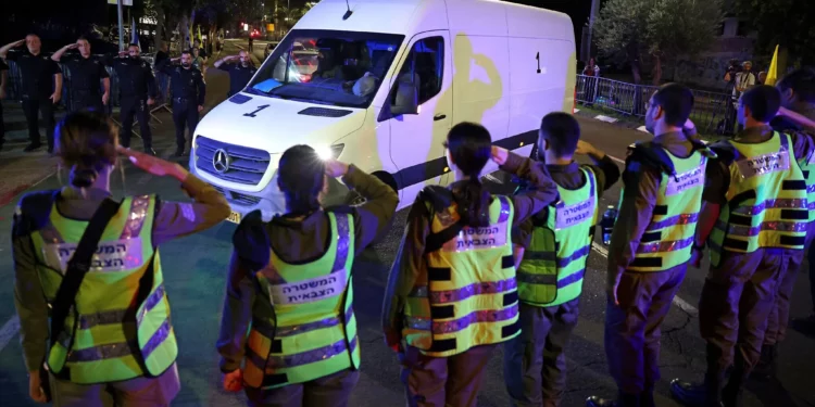 Los vehículos que transportan cuatro cuerpos entregados tras un acuerdo de alto el fuego y liberación de rehenes llegan al Instituto Forense Abu Kabir, en Tel Aviv, el 15 de octubre de 2025. (AHMAD GHARABLI / AFP)