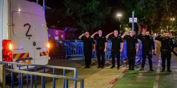 Las fuerzas de seguridad presentan sus respetos cuando el convoy que transporta cuatro cuerpos, tres de ellos rehenes, llega al Instituto Forense Abu Kabir en Tel Aviv, el 15 de octubre de 2025. (Avshalom Sassoni / Flash90)