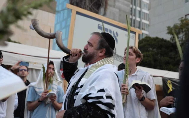 Hoshana Rabba en la Plaza de los Rehenes mientras esperan la liberación de los cautivos