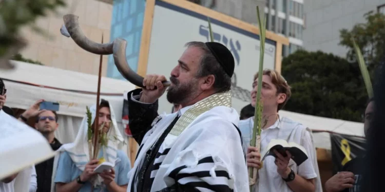 Hoshana Rabba en la Plaza de los Rehenes mientras esperan la liberación de los cautivos