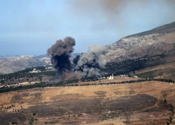 El humo se eleva tras un ataque aéreo israelí en las afueras de la aldea de Ej Jarmaq, en el sur del Líbano, el 30 de octubre de 2025. (Rabih DAHER / AFP)