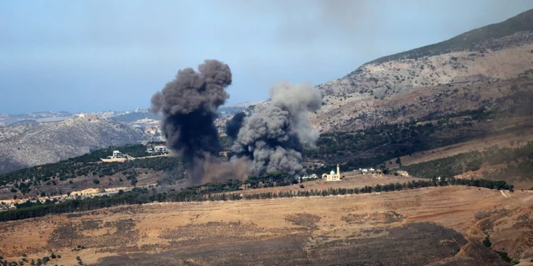 El humo se eleva tras un ataque aéreo israelí en las afueras de la aldea de Ej Jarmaq, en el sur del Líbano, el 30 de octubre de 2025. (Rabih DAHER / AFP)