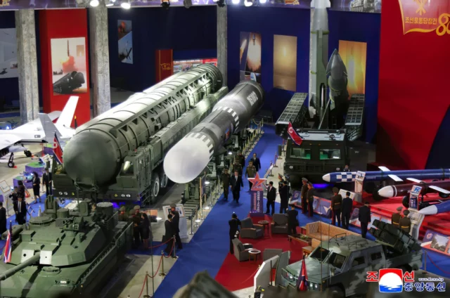 Corea del Norte presenta el Hwasong-11Ma con vehículo de planeo hipersónico
