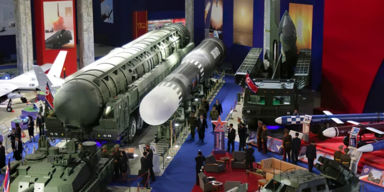 Corea del Norte presenta el Hwasong-11Ma con vehículo de planeo hipersónico