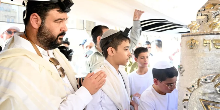 Los hijos de los soldados caídos de las Fuerzas de Defensa de Israel celebran su bendición en el Muro Occidental de Jerusalén, el 21 de octubre de 2025. (Organización de Viudas y Huérfanos de las Fuerzas de Defensa de Israel)
