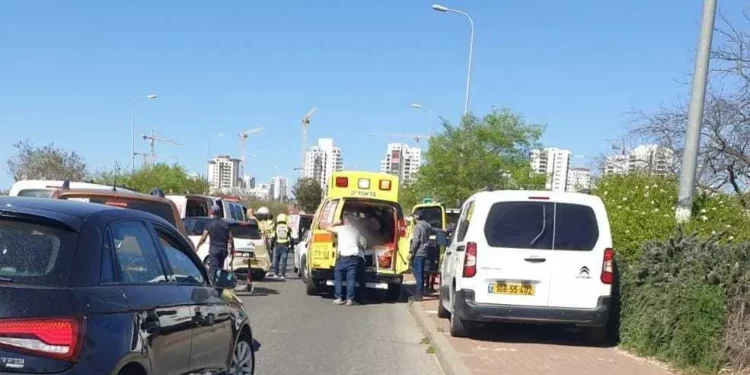 Escena de un ataque con arma blanca cerca de Tzrifin el 4 de abril de 2023. (Magen David Adom)