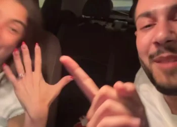 El ex rehén Eliya Cohen y su novia de muchos años, Ziv Aboud, se comprometieron en Jaffa el 23 de octubre de 2025 (Eliya Cohen/Instagram)